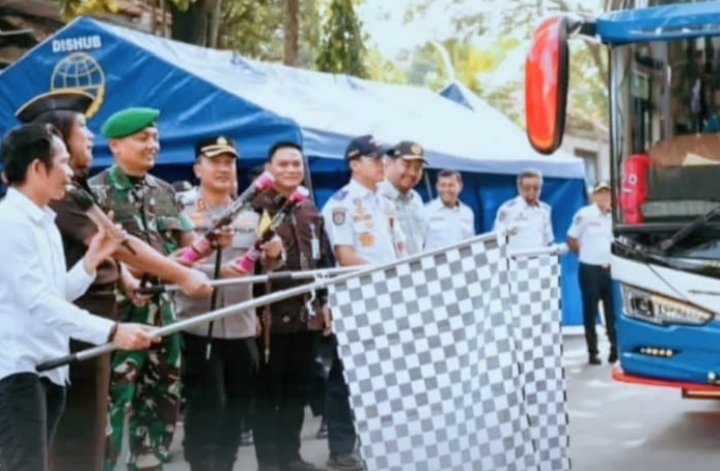 Om Zein Lepas 143 Peserta Mudik Gratis dari Purwakarta