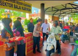 Polres Karimun Salurkan Sembako untuk Ojek dan Porter Pelabuhan