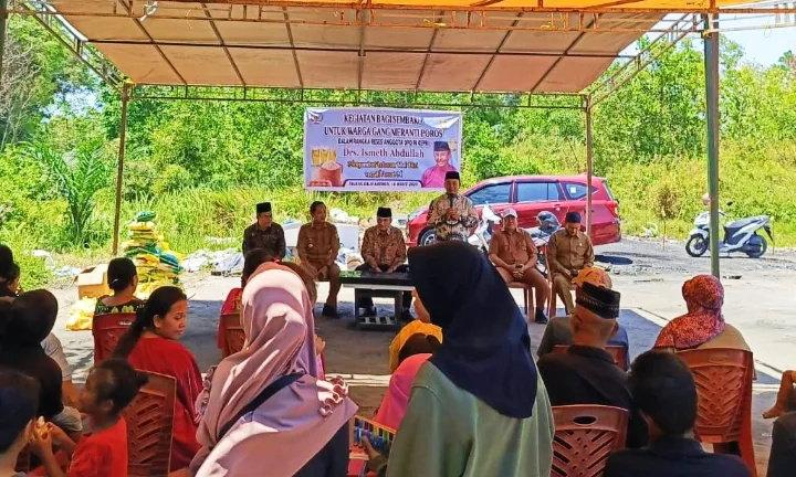 Ismeth Abdullah Salurkan 40 Paket Sembako untuk Warga Sei Pasir Karimun