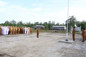 Camat Tanah Merah Pimpin Apel Perdana, Tekankan Disiplin dan Profesionalisme ASN