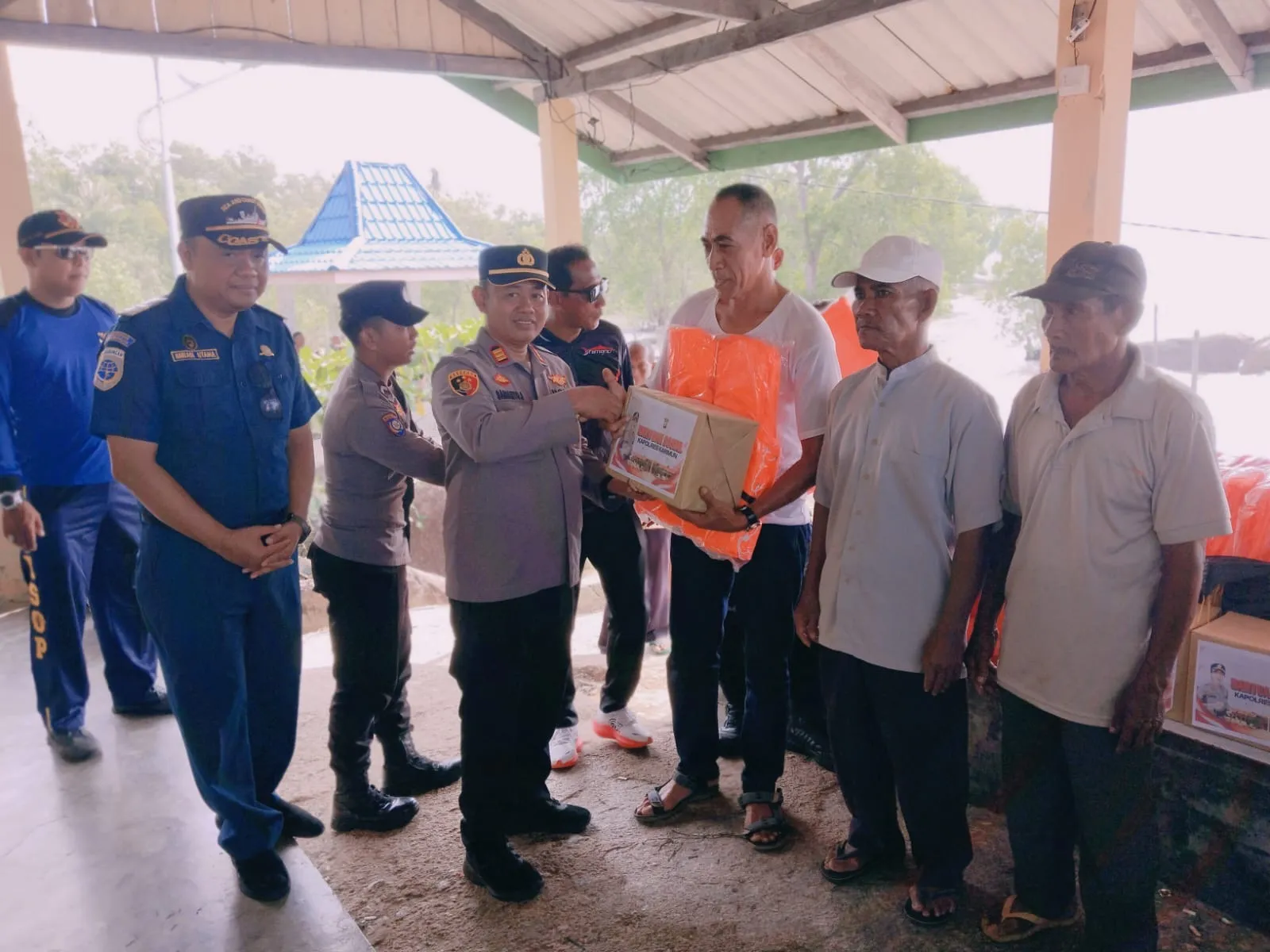 Hari Nelayan Nasional, Polsek Kundur–KSOP Salurkan Life Jacket ke Nelayan