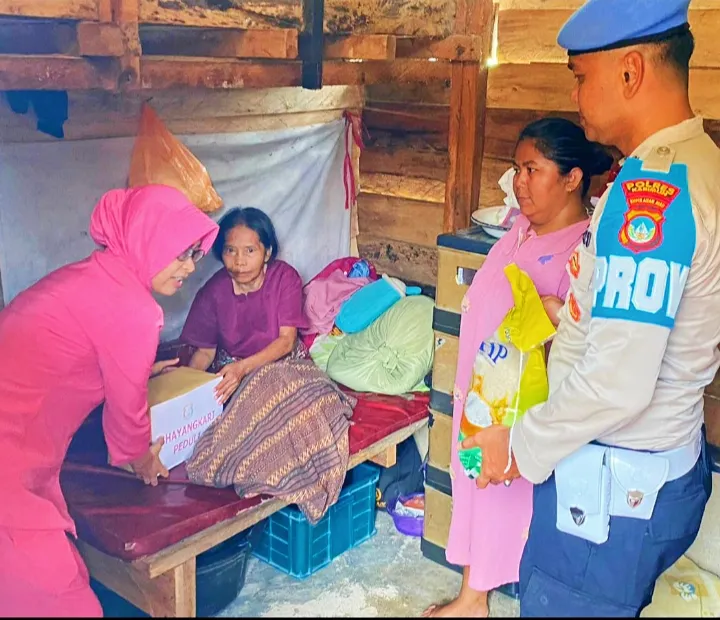 Polsek Meral Tebar Jumat Berkah, Bantuan Disalurkan Door to Door di Darussalam