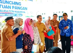 Bupati Ing Iskandarsyah Luncurkan Bantuan Pangan di Meral, 2.289 Paket Disalurkan