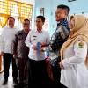 Bupati Karimun Serahkan 17 Kartu PIP untuk Siswa SDN 06 Karimun
