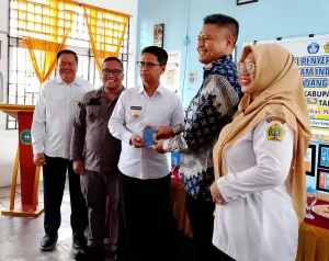 Bupati Karimun Serahkan 17 Kartu PIP untuk Siswa SDN 06 Karimun