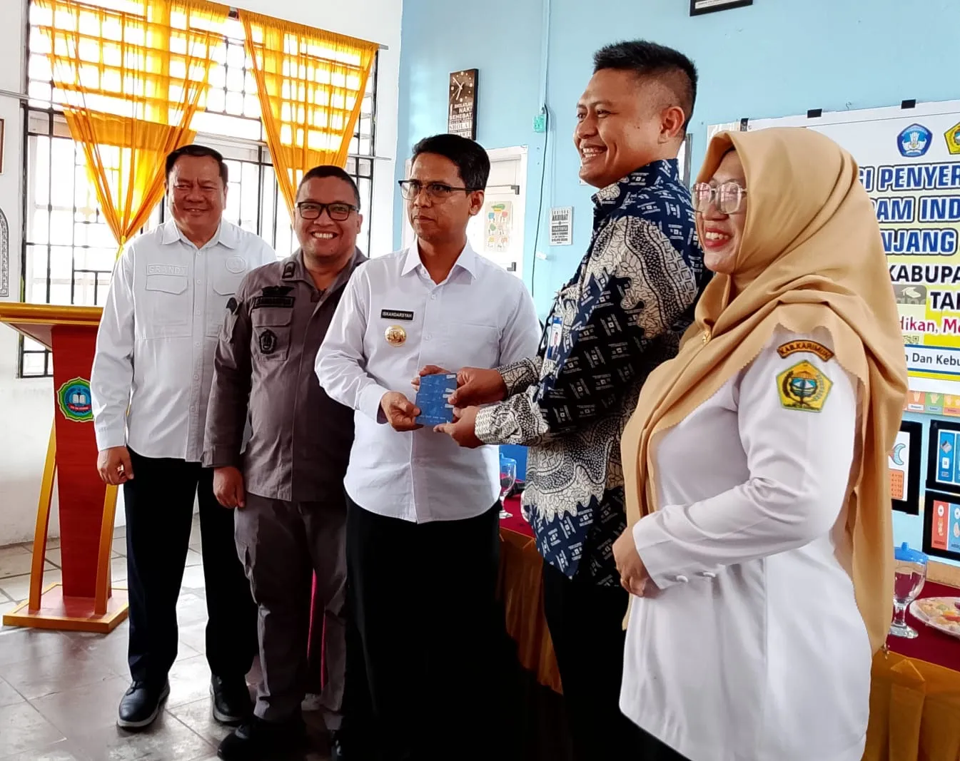 Bupati Karimun Serahkan 17 Kartu PIP untuk Siswa SDN 06 Karimun