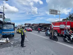 Truk Pengangkut Furniture Terbakar di Jalan Sriwijaya, Polisi Lakukan Pengamanan dan Pengaturan Arus Lalu Lintas
