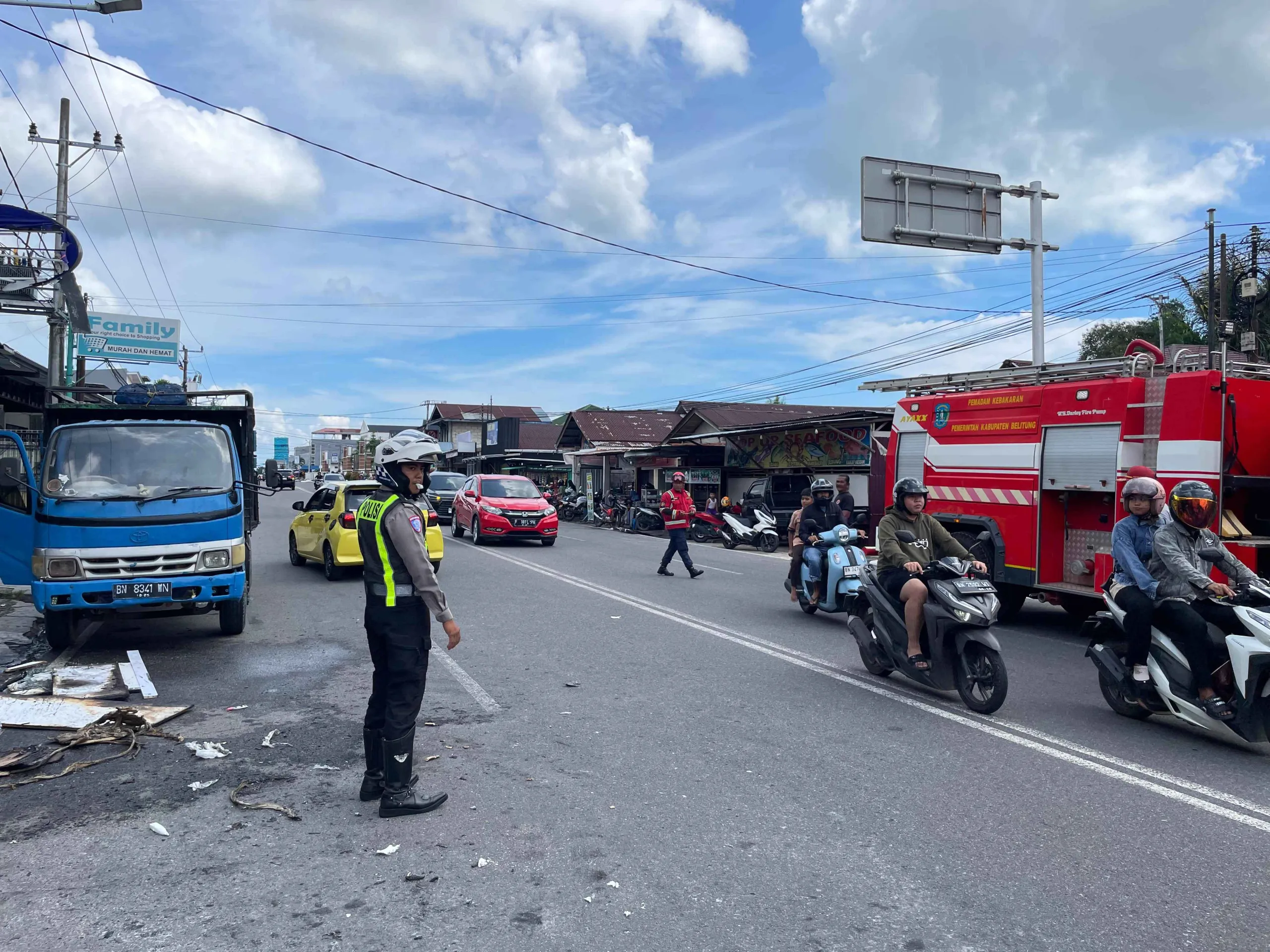 Truk Pengangkut Furniture Terbakar di Jalan Sriwijaya, Polisi Lakukan Pengamanan dan Pengaturan Arus Lalu Lintas