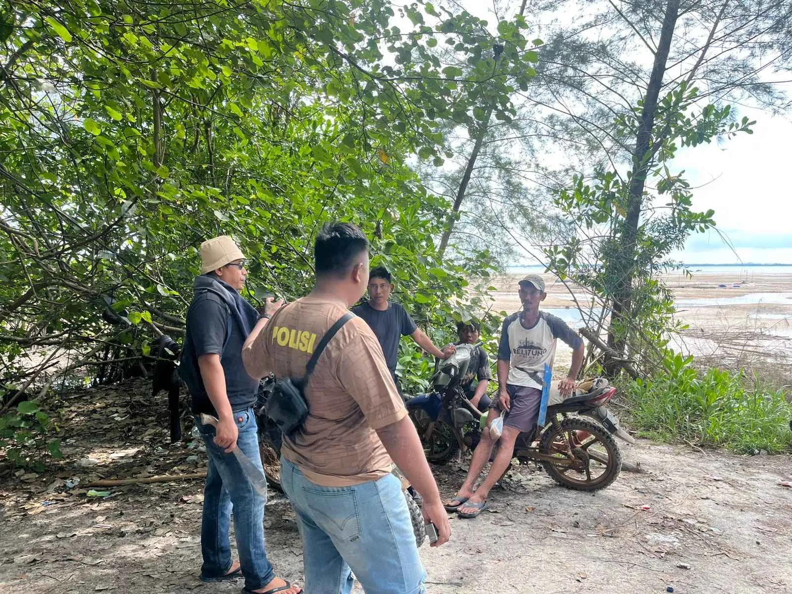 Polsek Membalong Lakukan Himbauan dan Penertiban Aktivitas Tambang Pasir Timah di Perairan Dusun Ulim Desa Lassar