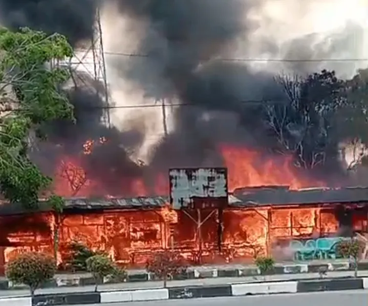 Respons Cepat Polisi, Kebakaran Warung di Karimun Berhasil Dipadamkan Tanpa Korban