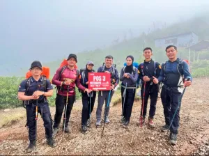 Tancapkan Semangat Pengabdian di Puncak Sindoro, Delegasi Lapas Batang Taklukkan Medan Terjal HBP ke-62