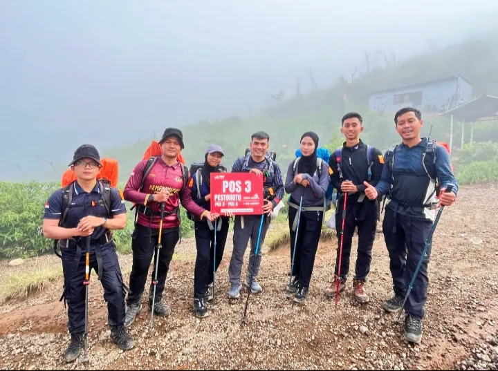 Tancapkan Semangat Pengabdian di Puncak Sindoro, Delegasi Lapas Batang Taklukkan Medan Terjal HBP ke-62