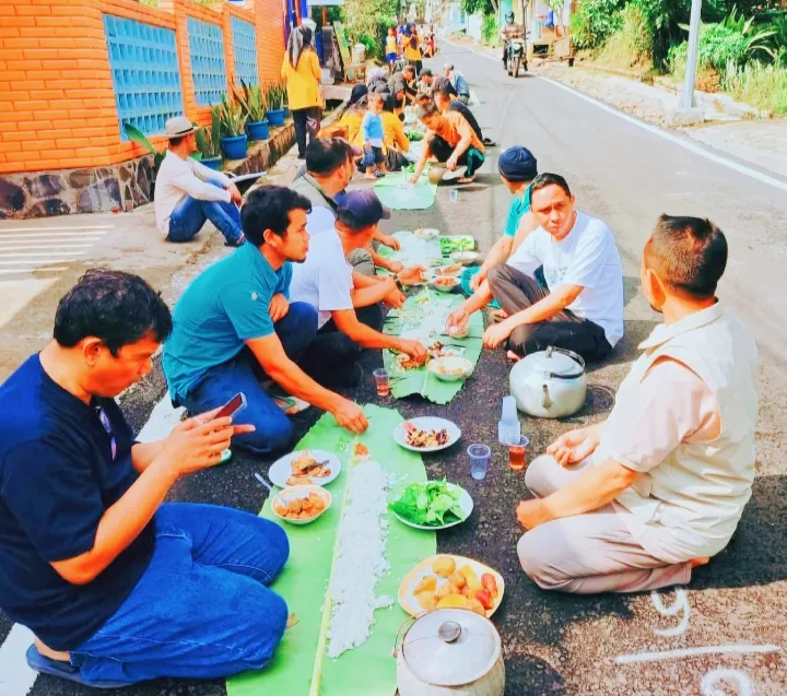 Seribu Kastrol Nasi Liwet di Aspal Baru: Warga Pesanggrahan Rayakan Jalan Mulus dengan Guyub