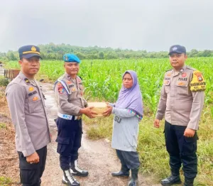 Sentuhan Humanis Polisi di Singkep Barat, Buruh Tani Terima Sembako di Hari Buruh