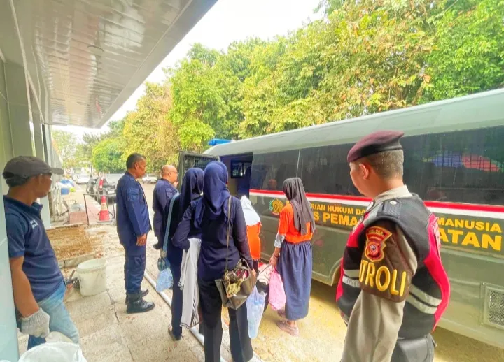 Sat Samapta Polres Purwakarta Kawal Pemindahan Lima Tahanan Perempuan ke Lapas Sukamiskin