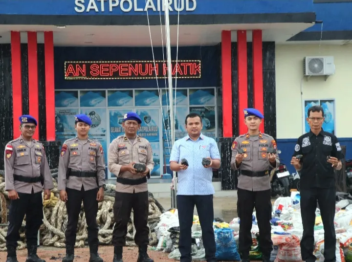 Satpolairud Karimun Gagalkan Pengiriman 9,5 Ton Timah Ilegal, Dua Orang Ditangkap!