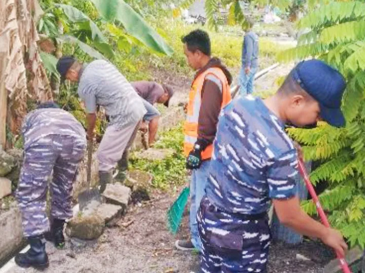 Lanal Dabo Singkep dan Warga Batu Berdaun Gotong Royong Berantas DBD
