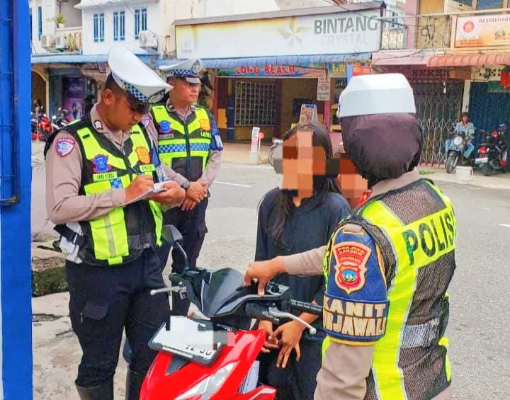 Satlantas Polres Karimun Kedepankan Edukasi, Pengendara Tanpa Helm Diberi Teguran Tertulis