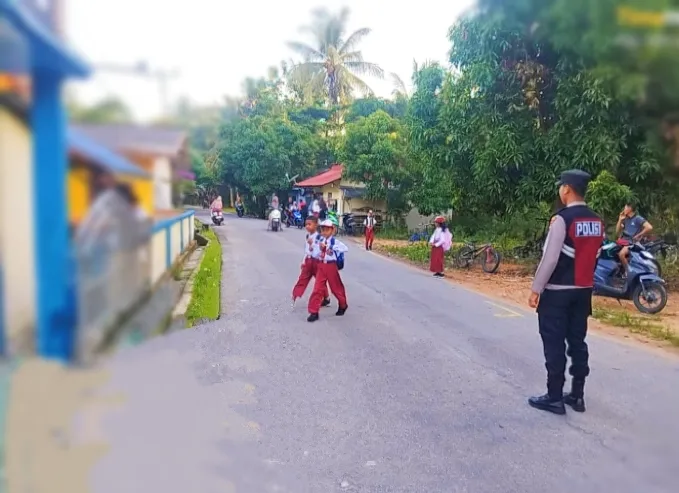 Polsek Buru Perkuat Pengaturan Lalu Lintas Pagi, Antisipasi Kemacetan di Depan Sekolah