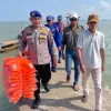 Waspadai Cuaca Ekstrem, Satpolairud Polres Karimun Bagikan Life Jacket untuk Nelayan Perbatasan