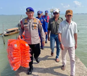 Waspadai Cuaca Ekstrem, Satpolairud Polres Karimun Bagikan Life Jacket untuk Nelayan Perbatasan