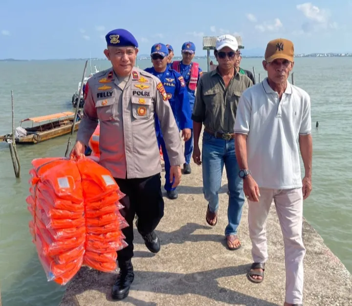 Waspadai Cuaca Ekstrem, Satpolairud Polres Karimun Bagikan Life Jacket untuk Nelayan Perbatasan