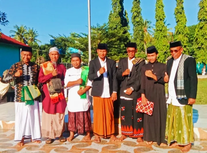 Ratusan Warga Desa Nipa Padati Lapangan SMA untuk Sholat Idul Adha