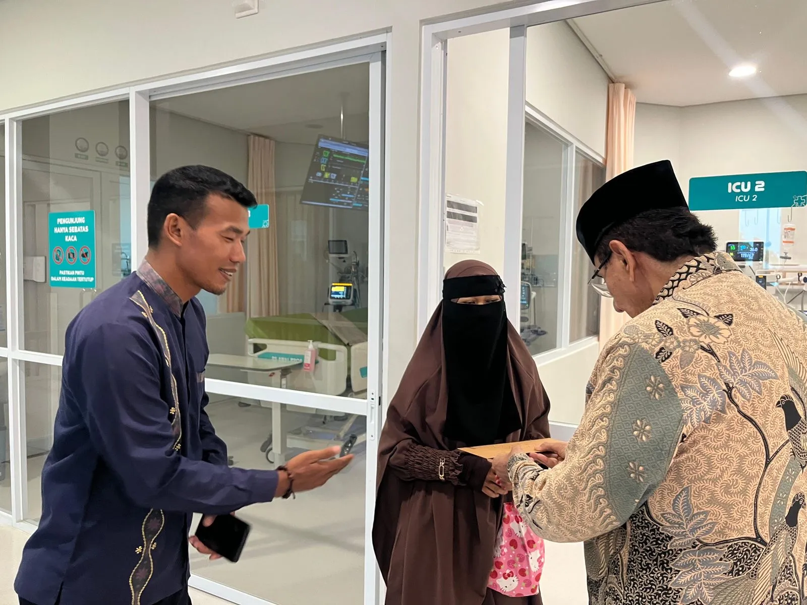 Ismeth Abdullah Jenguk Korban Kecelakaan Tunggal di Batam, Satu Orang Masih Kritis