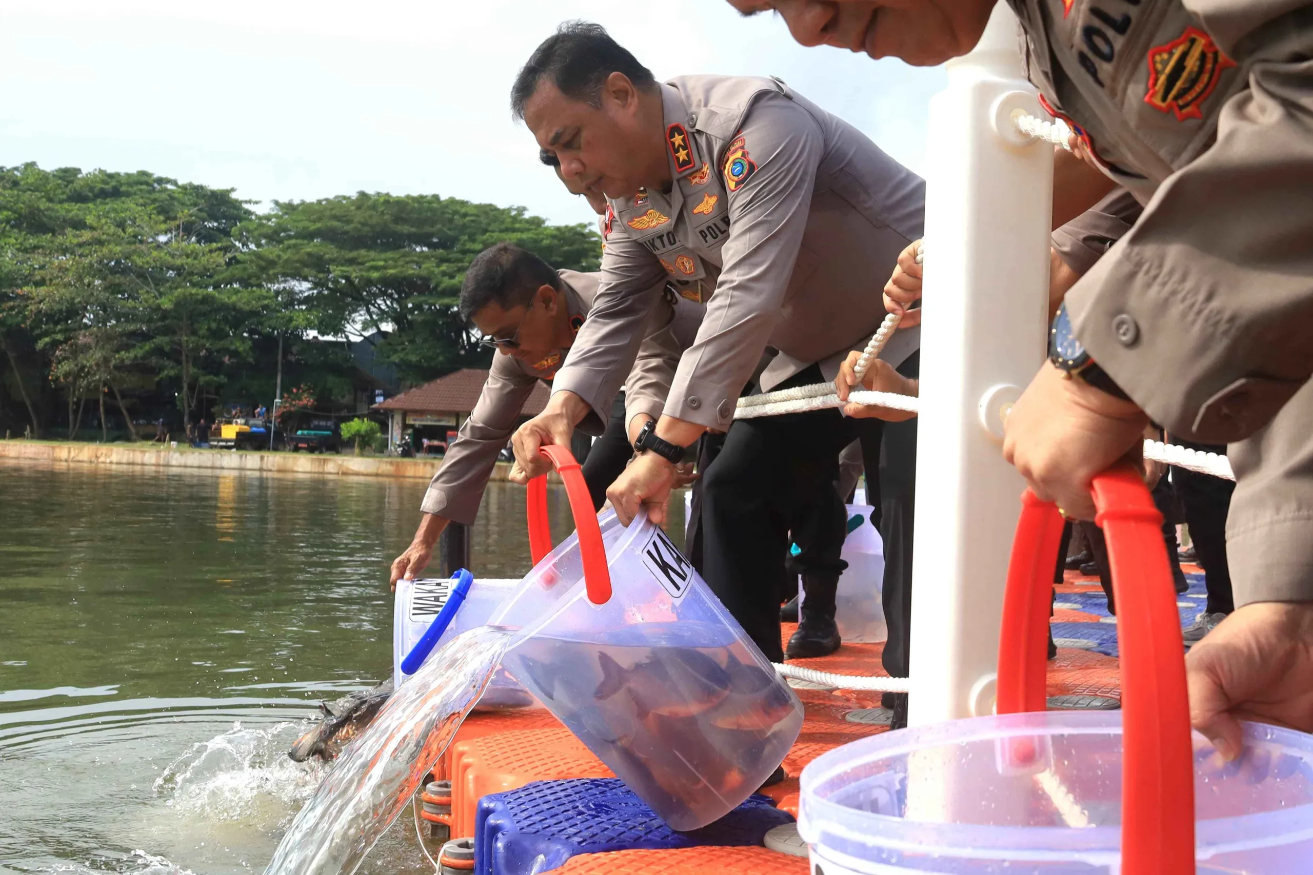 Kapolda Babel Kembali Tebar Ribuan Ikan Dikolam Bhaypark Jelang Lomba Mancing 2026