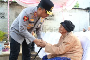 Kapolda Babel Bedah Rumah Warga Di Belitung Sambut HUT Bhayangkara Ke 80