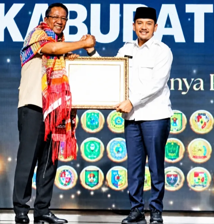 Komitmen Hadirkan Hukum untuk Warga, Wali Kota Tebing Tinggi Diganjar Penghargaan