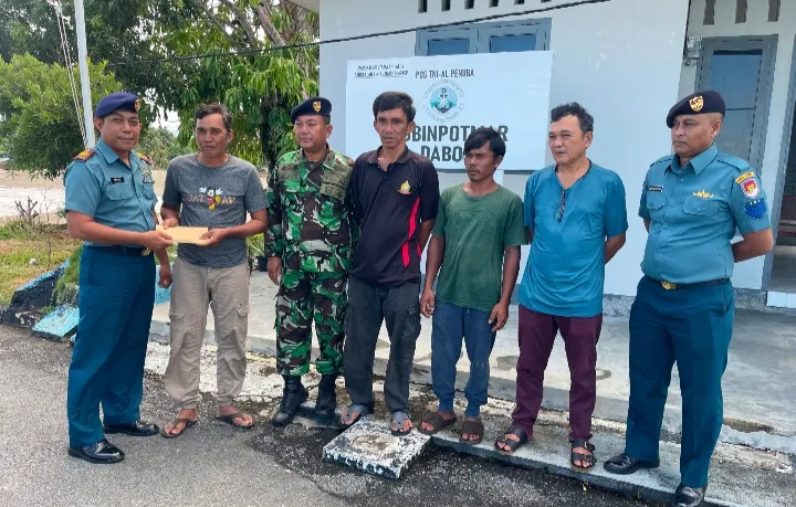Lanal Dabo Singkep Beri Tali Asih kepada Korban Selamat Tenggelamnya KM Handayani