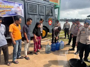Hari Bhayangkara ke-80, Polres Karimun dan Brimob Salurkan Air Bersih