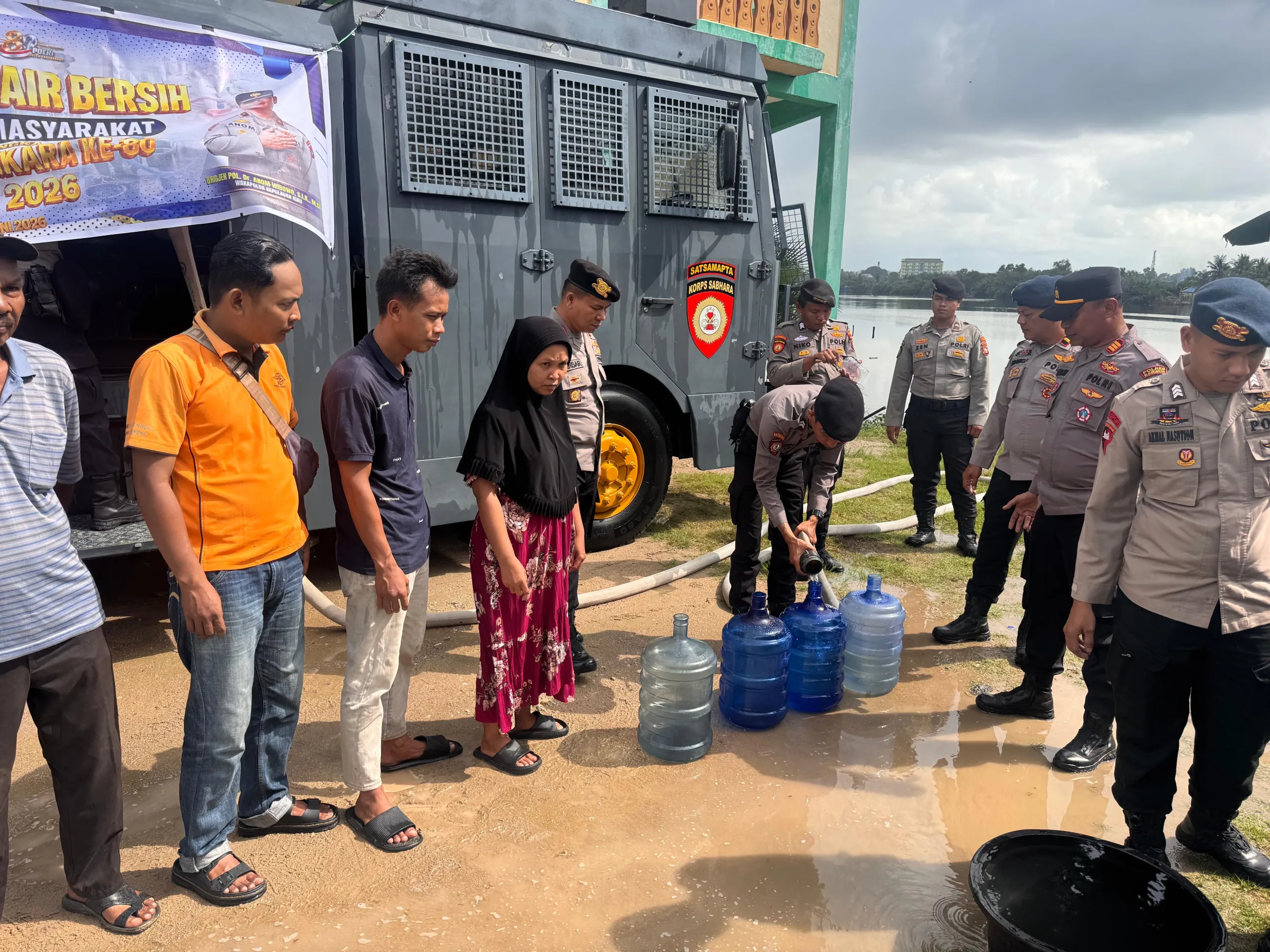 Hari Bhayangkara ke-80, Polres Karimun dan Brimob Salurkan Air Bersih