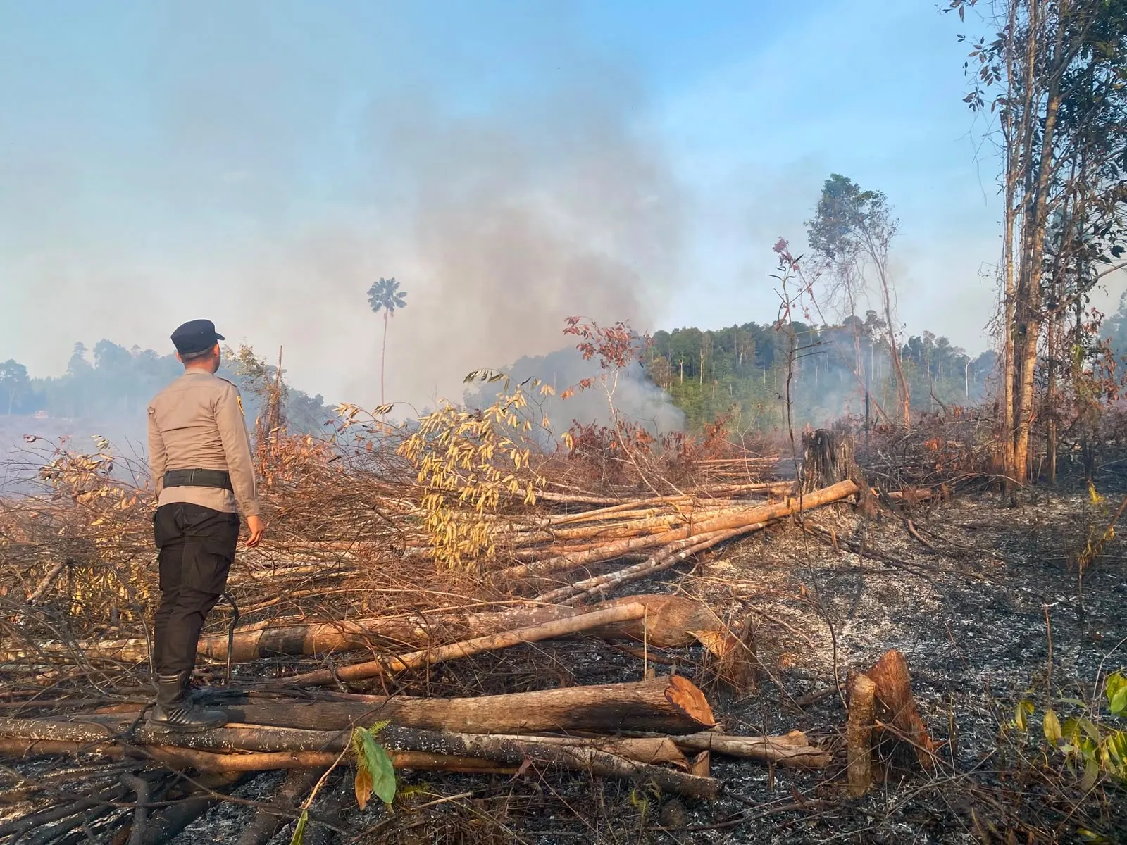 Personel Polsek Singkep Barat Padamkan Kebakaran Lahan, Cegah Api Meluas