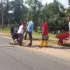 Warga dan Aparatur Kecamatan Singkep Barat Gotong Royong Tambal Jalan Berlubang