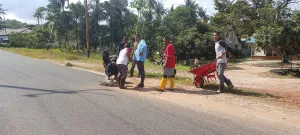 Warga dan Aparatur Kecamatan Singkep Barat Gotong Royong Tambal Jalan Berlubang