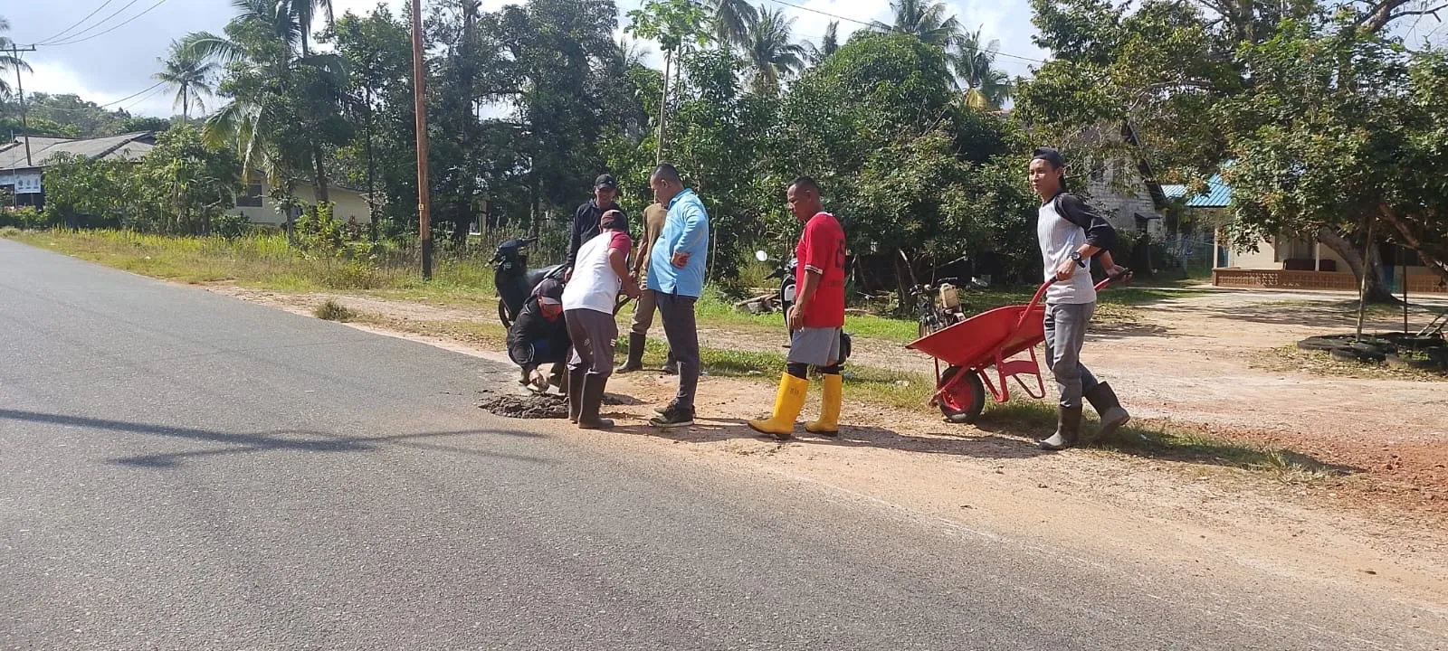 Warga dan Aparatur Kecamatan Singkep Barat Gotong Royong Tambal Jalan Berlubang