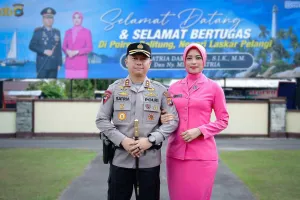 Resmi Bertugas di Belitung, AKBP Satria Darma Disambut Tradisi Kehormatan Pedang Pora