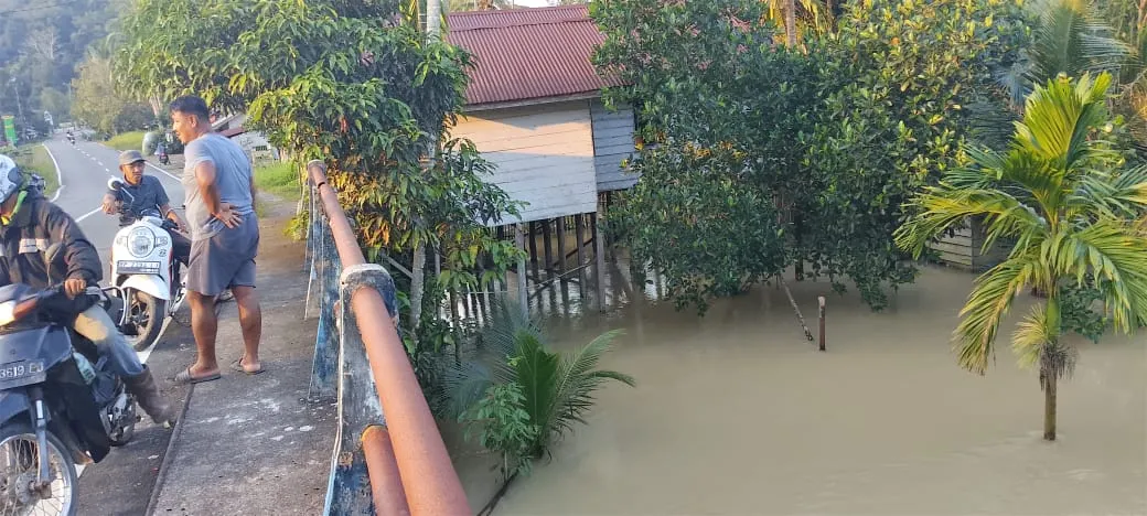 Hujan 3 Hari Berturut-turut, Beberapa Rumah di Desa Sungai Raya Air Merah Singkep Barat Terendam Banjir