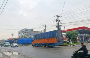 Antrean Truk Solar Kembali Mengular di SPBU Kota Galuh Sergai, Arus Lalu Lintas Melambat