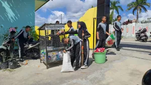 320 Siswa SMPN 12 Arut Selatan Rutin Bersihkan Makam Sekip, Sampah Plastik Diubah Jadi Nilai Ekonomi