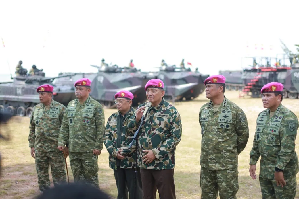 Menhan Sjafrie Sjamsoeddin Disematkan sebagai Warga Kehormatan Korps Marinir