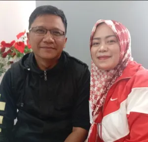 H. Asep Peri Herdiana, bersama istrinya, Hj. Ida Farida Fery, menggelar pertandingan bola voli dan jalan santai dengan berbagai doorprize