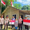 Polres Karimun Bagikan dan Pasangkan Bendera Merah Putih, Ajak Warga Semarakkan HUT Ke-81 RI