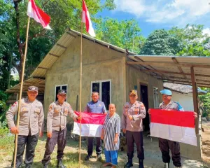 Polres Karimun Bagikan dan Pasangkan Bendera Merah Putih, Ajak Warga Semarakkan HUT Ke-81 RI