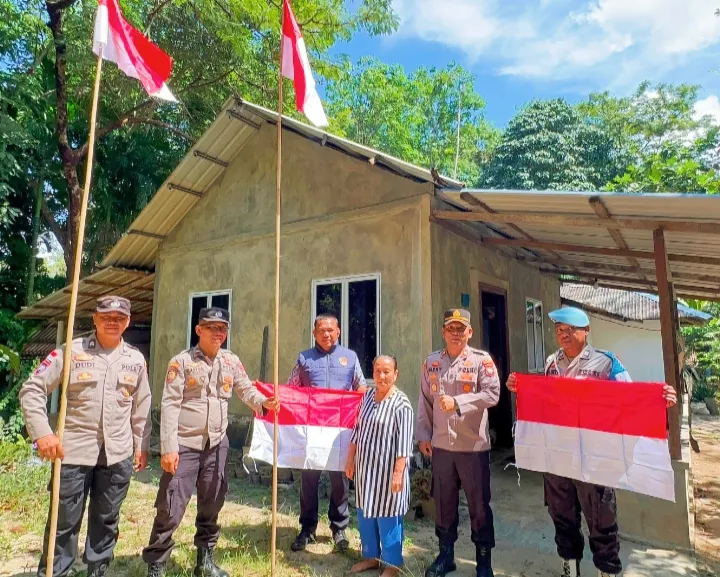 Polres Karimun Bagikan dan Pasangkan Bendera Merah Putih, Ajak Warga Semarakkan HUT Ke-81 RI