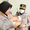 Pelukan Hangat Kapolres Selamatkan Bayi Terlantar, Polisi Telusuri Identitas Orang Tua