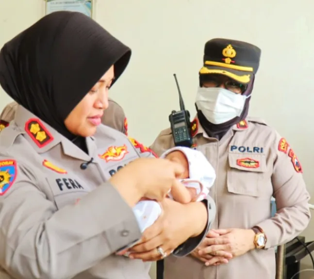 Pelukan Hangat Kapolres Selamatkan Bayi Terlantar, Polisi Telusuri Identitas Orang Tua