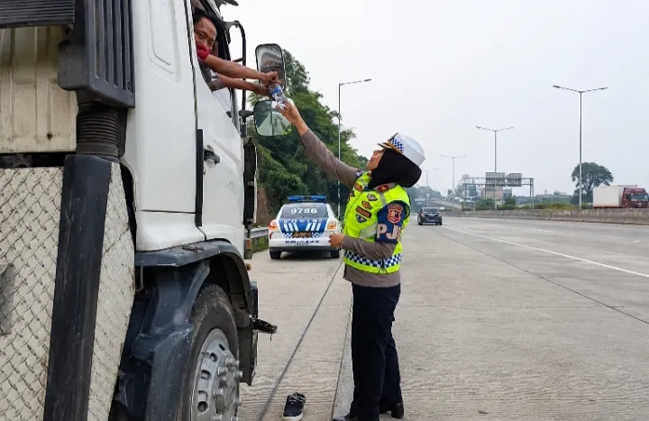 KA Induk PJR BSD Tegur Truk Parkir di Bahu Tol CSI, Ingatkan Bahu Jalan Hanya untuk Kondisi Darurat